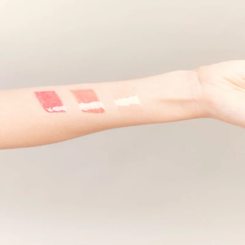 Raudonos spalvos lūpas putlinantis blizgesys-serumas "Natural Bloom Lip Oil Serum", PINATE, 4,3ml.