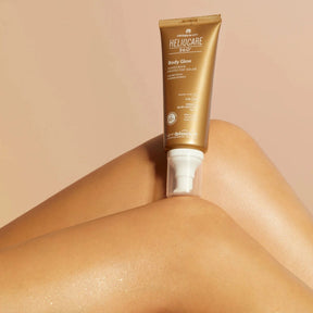 SPF50+ apsaugos nuo saulės priemonė su auksiniu švytėjimo efektu, atspari vandeniui, prakaitui ir smėliui.