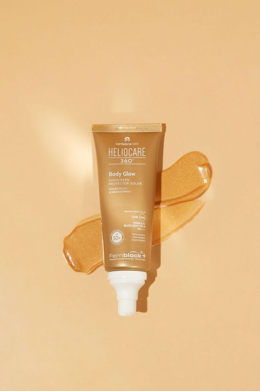 SPF50+ apsaugos nuo saulės priemonė su auksiniu švytėjimo efektu, atspari vandeniui, prakaitui ir smėliui.